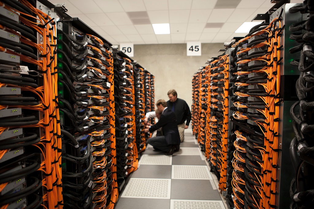 pho_dc-rack-cab-aisle-with-engineers_col